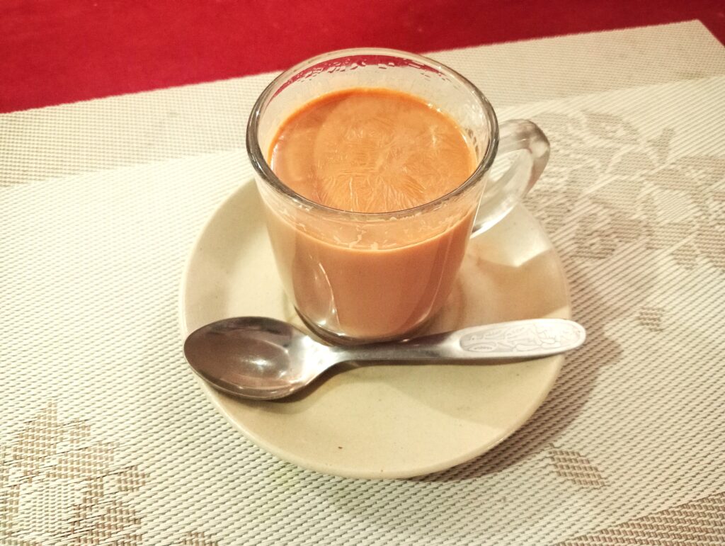 ソウラハ村ホテルにて　マサラチャイ