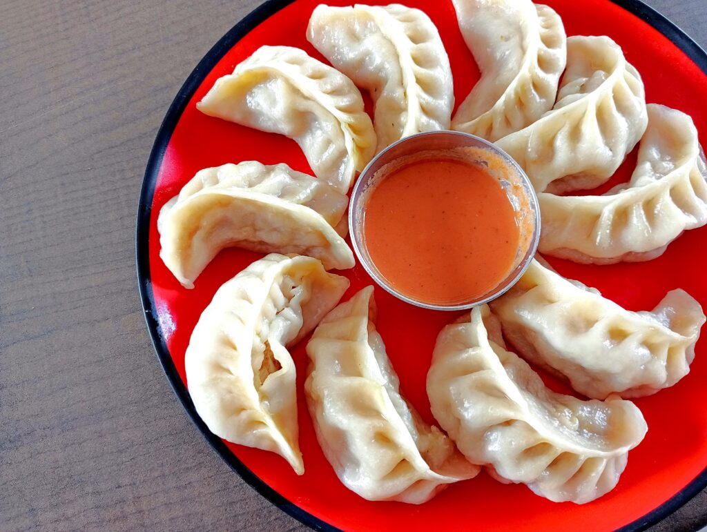 ポカラ　ネパール料理　ネパール式餃子　モモ　中央は激辛だれ