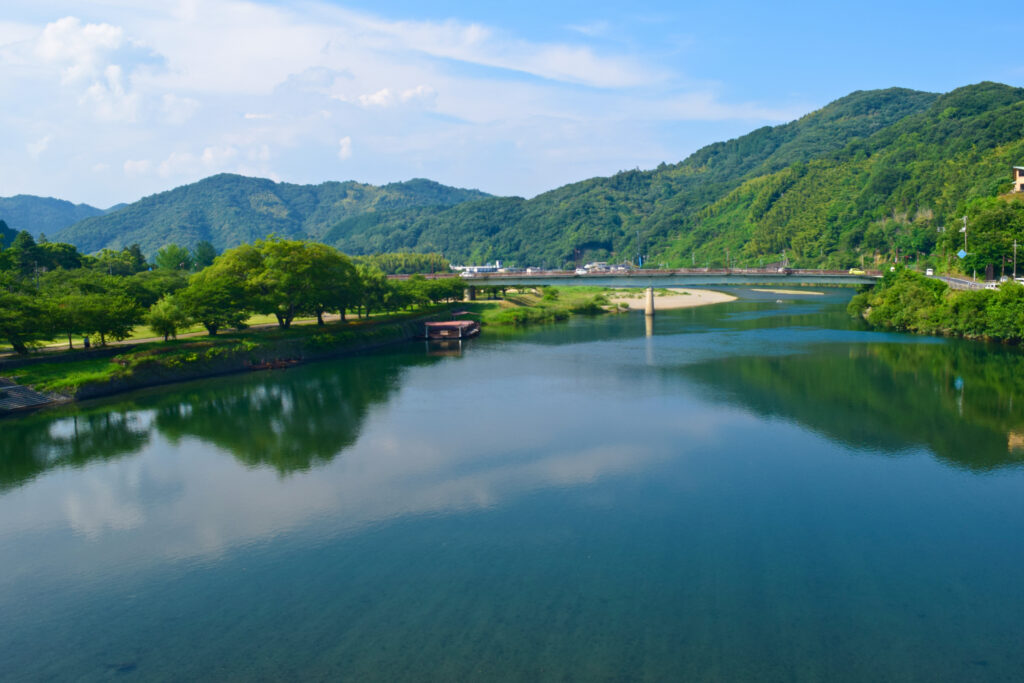 錦帯橋からみた山々と錦川　夏の風景