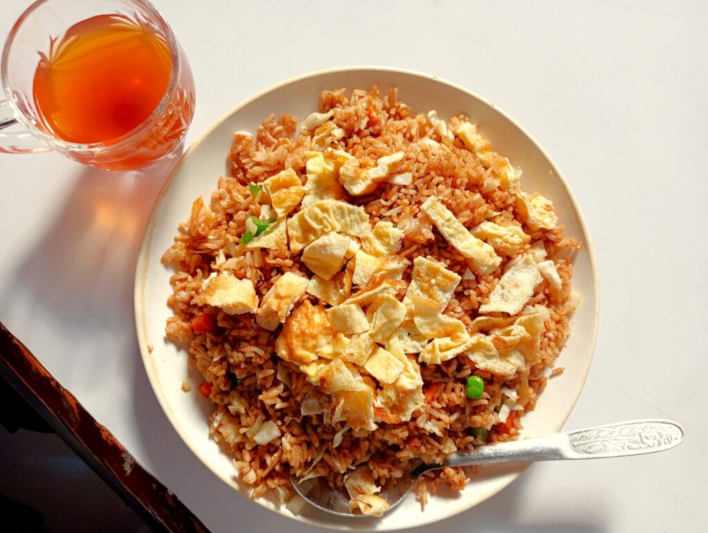 カトマンズ　ネパール風炒飯　ブデコバット（卵入り）＋ジンジャーティー