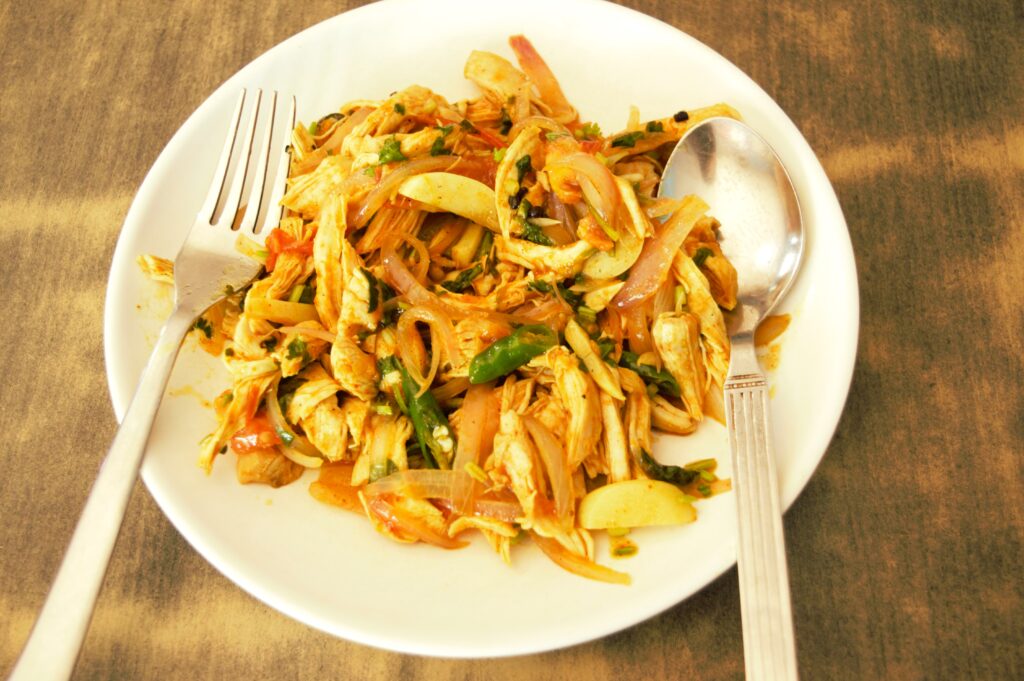 ネパール料理　チキンチョエラ　ルンビニの食堂にて　香味野菜たっぷりでヘルシー