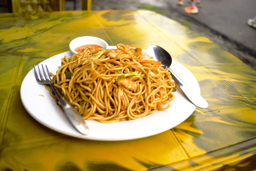 ポカラ　ネパール風焼きそば チョウメン（チャウミン）　小皿は激辛だれ