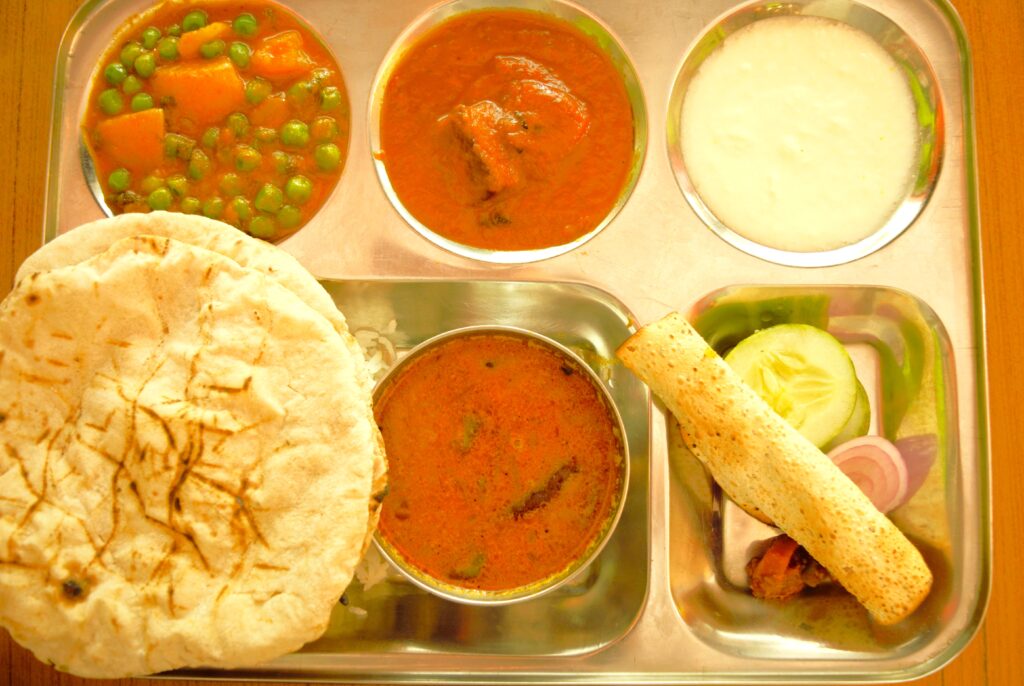 ポカラのレストランにて　ダルバート＆パニールとグリンピースのカレー