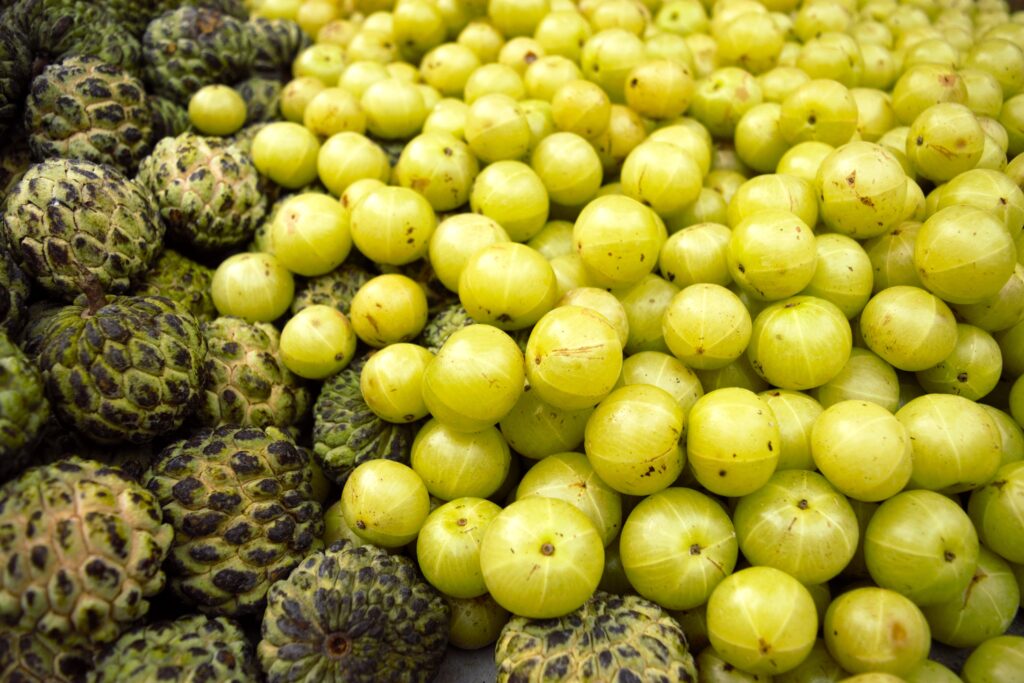 カトマンズのマーケットにて　バンレイシとユカンの実