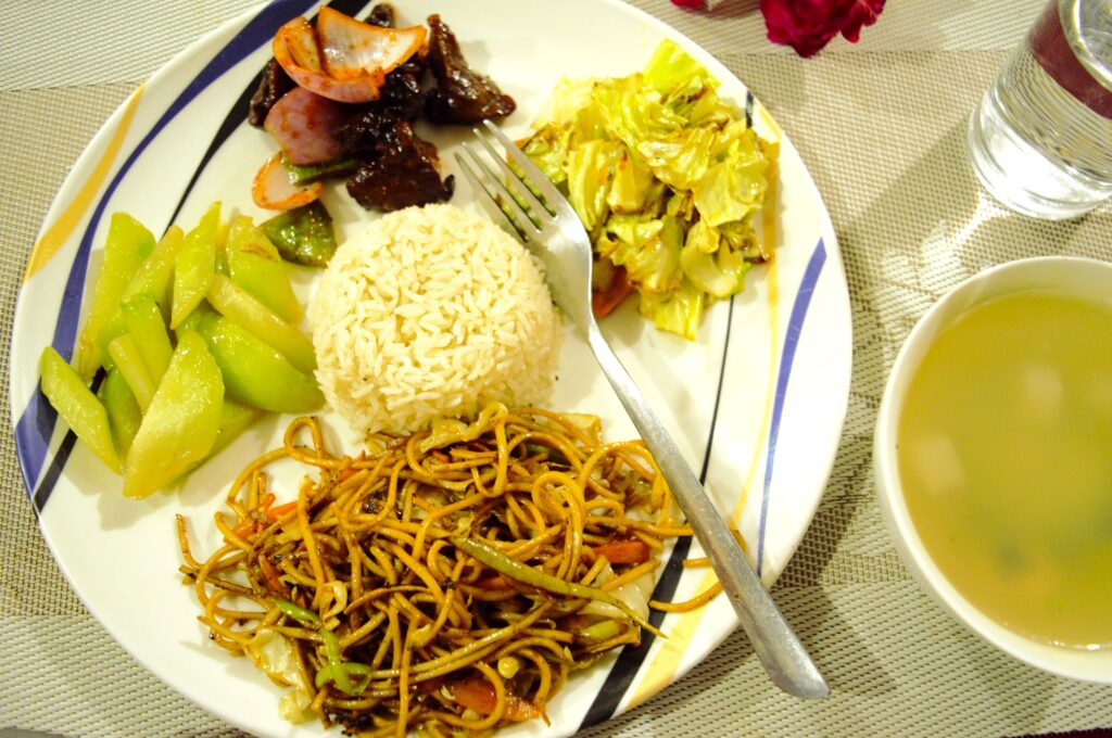 チトワンでのホテルにて　チョウメン、ライス、野菜惣菜、酢豚みたいなもの、スープなど