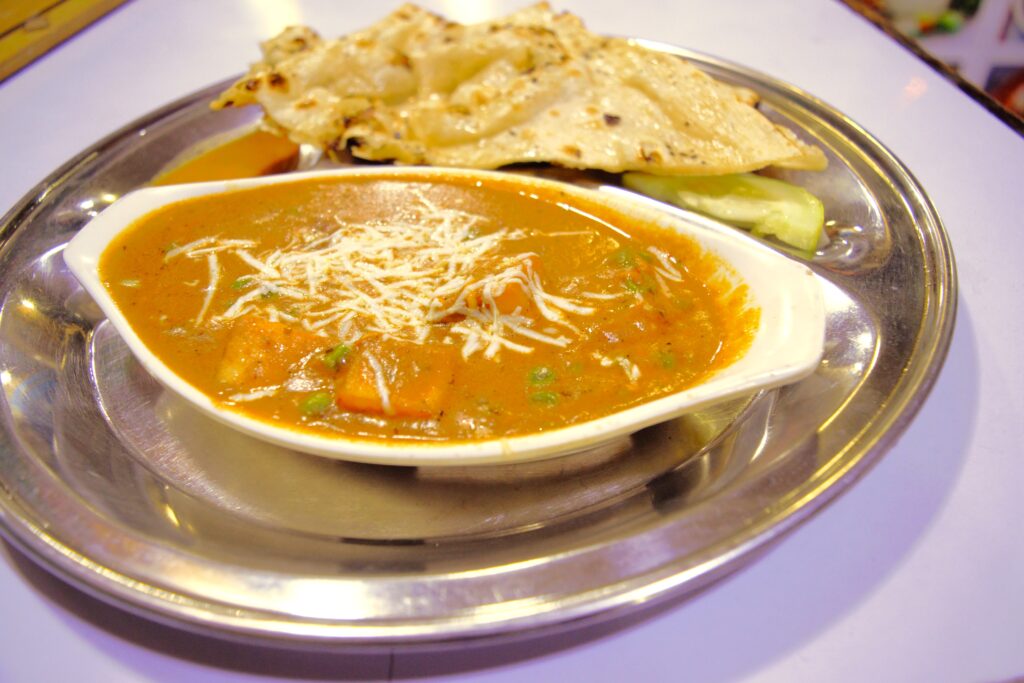 カトマンズのインド料理店にて　パニールとグリンピースのカレー＆タンドールナン