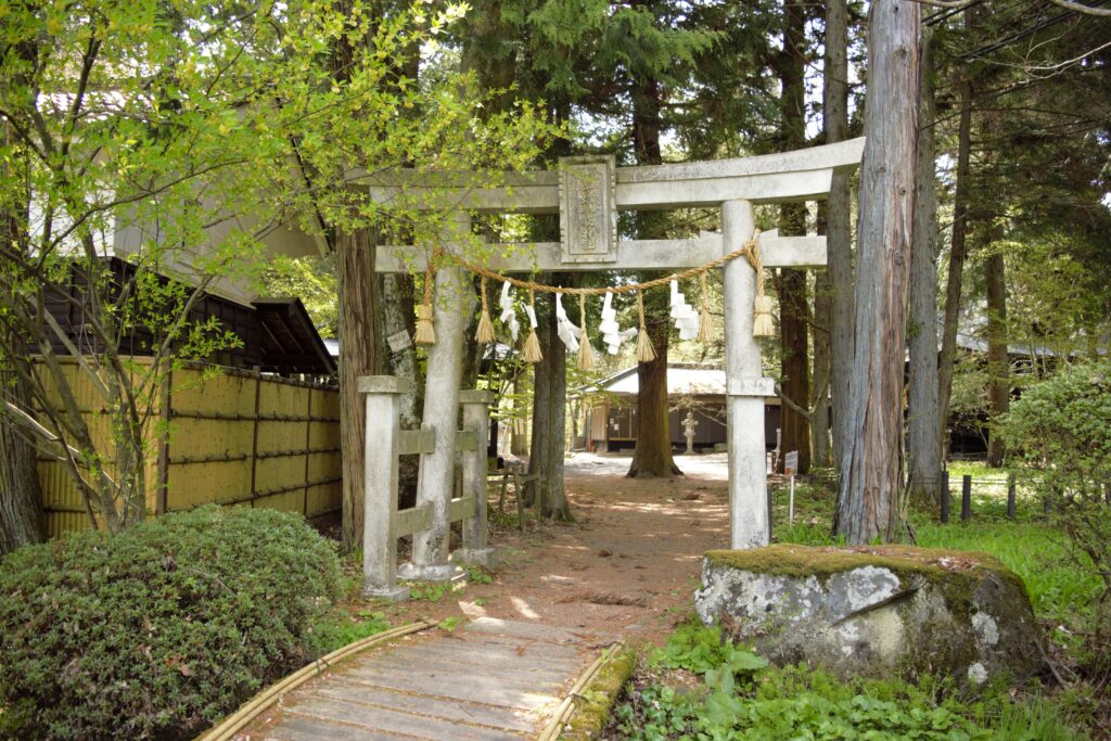 長野県岡谷市　出早雄小萩神社入口鳥居　東側