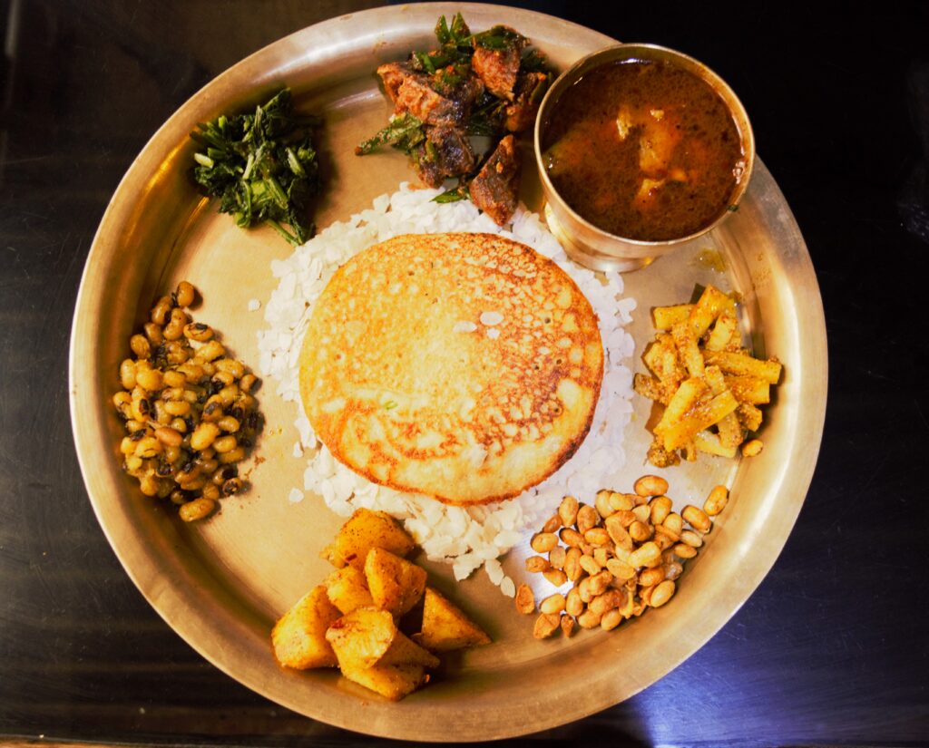 カトマンズ　ネパール料理　カジャセット（チウラ、マトン、野菜、豆など）