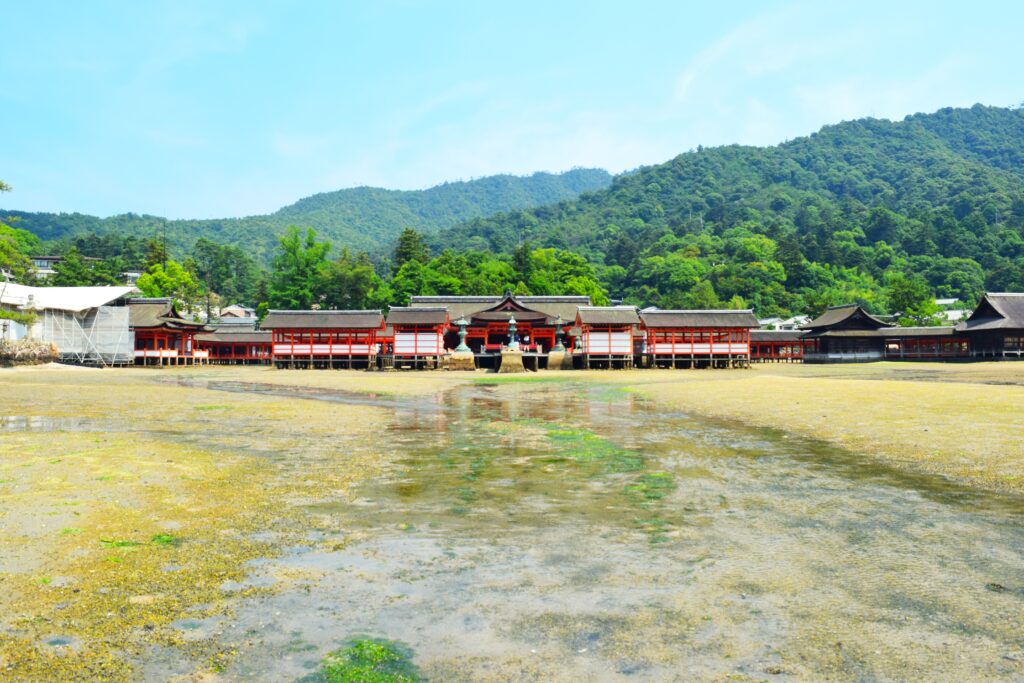 干潮時の厳島神社　社殿まで歩ける　夏の風景