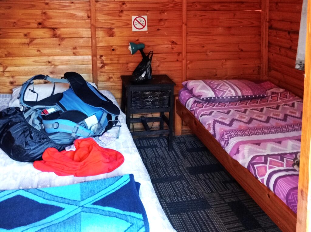 プレトリア地区　Pumbas Backpackers　Garden Cabinの内観　ベッド２つ