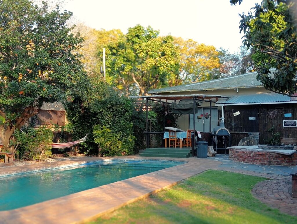 プレトリア地区　Pumbas Backpackers　中庭　プール、バーベキュー施設あり