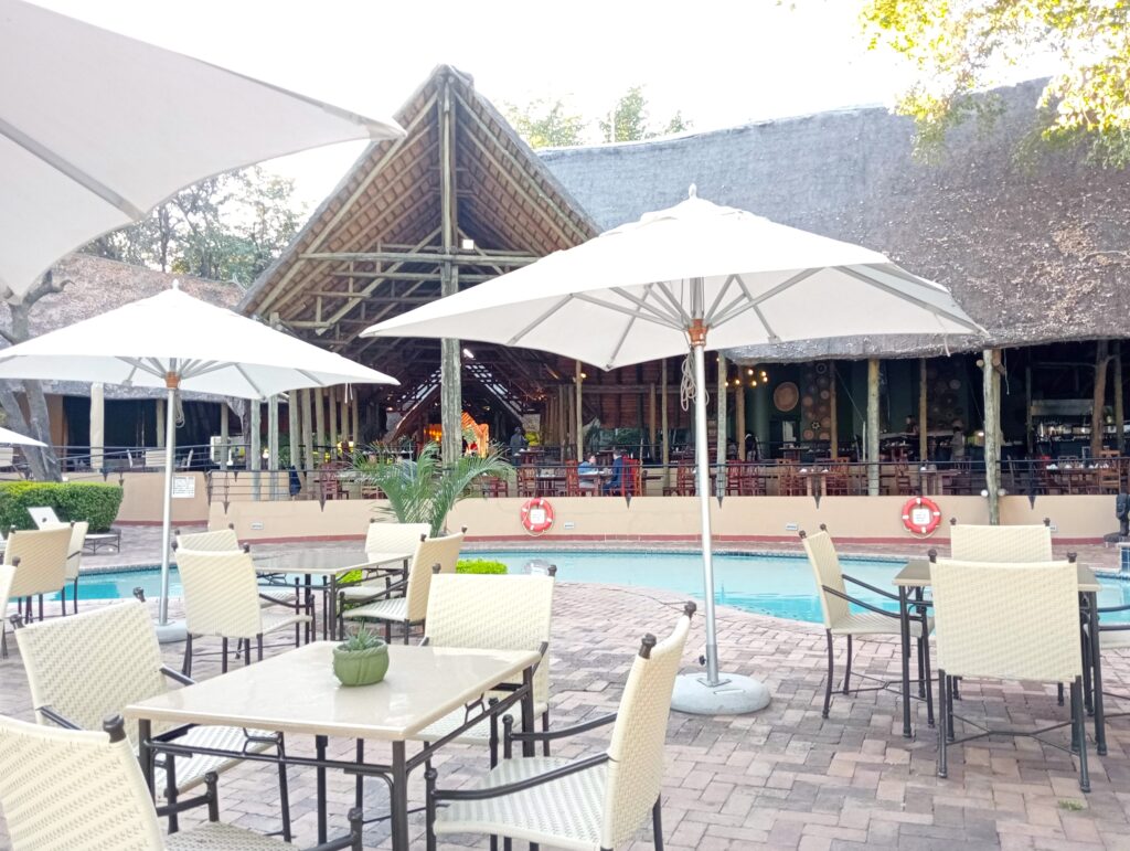 ボツワナ カサネ チョベサファリロッジのプールサイド