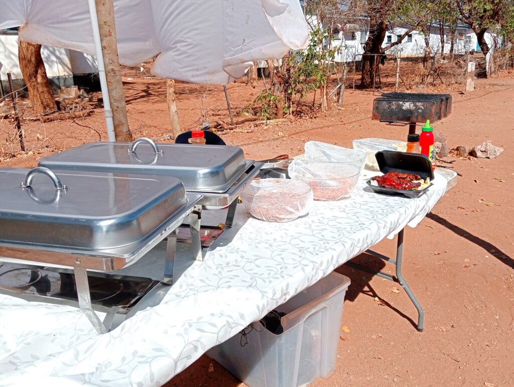 ボツワナ カサネ 日中だけ出現する露店 ステーキのランチボックス販売中