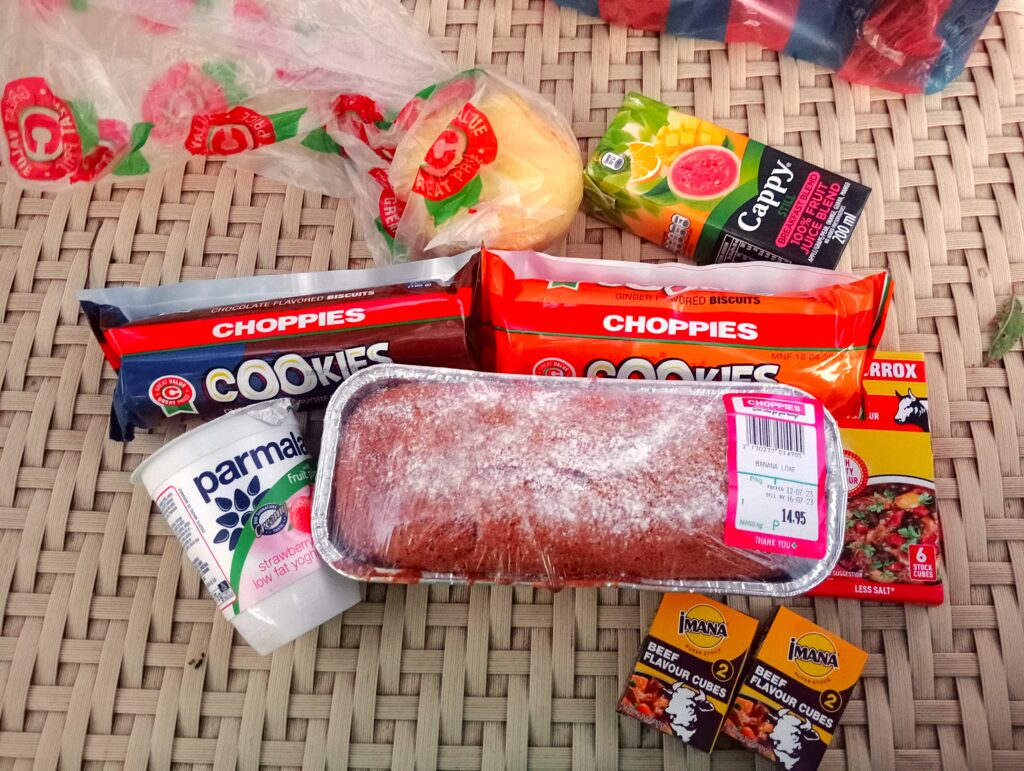 スーパーで購入したもの パウンドケーキ、ブイヨン、クッキー、ヨーグルト、ジュース、パンなど