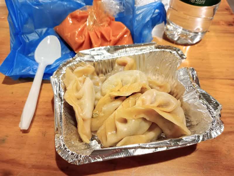 カトマンズ　ネパール式餃子モモのテイクアウト品　激辛タレ付き