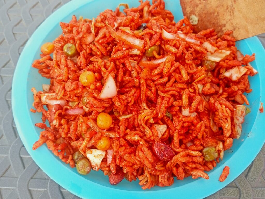 ポカラの屋台にて　ネパールおやつ定番　チャットパテ　激辛＆ジャンキー