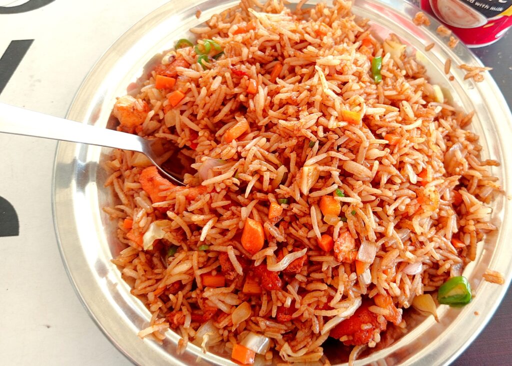 ネパール風炒飯・ブデコバットの山　カトマンズ郊外のバスステーション近くの食堂にて