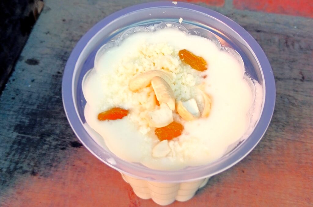 ラッシー（ドライフルーツやナッツなどのトッピング付）　カトマンズの無料配布品