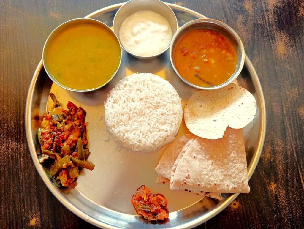 ポカラ　ネパール料理　ダルバート（ベジタリアンバージョン）