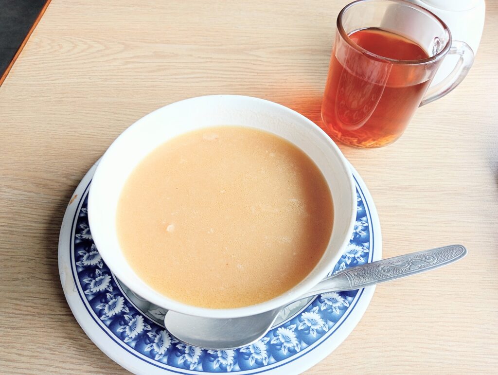 アンナプルナ　チキンスープとチャイ