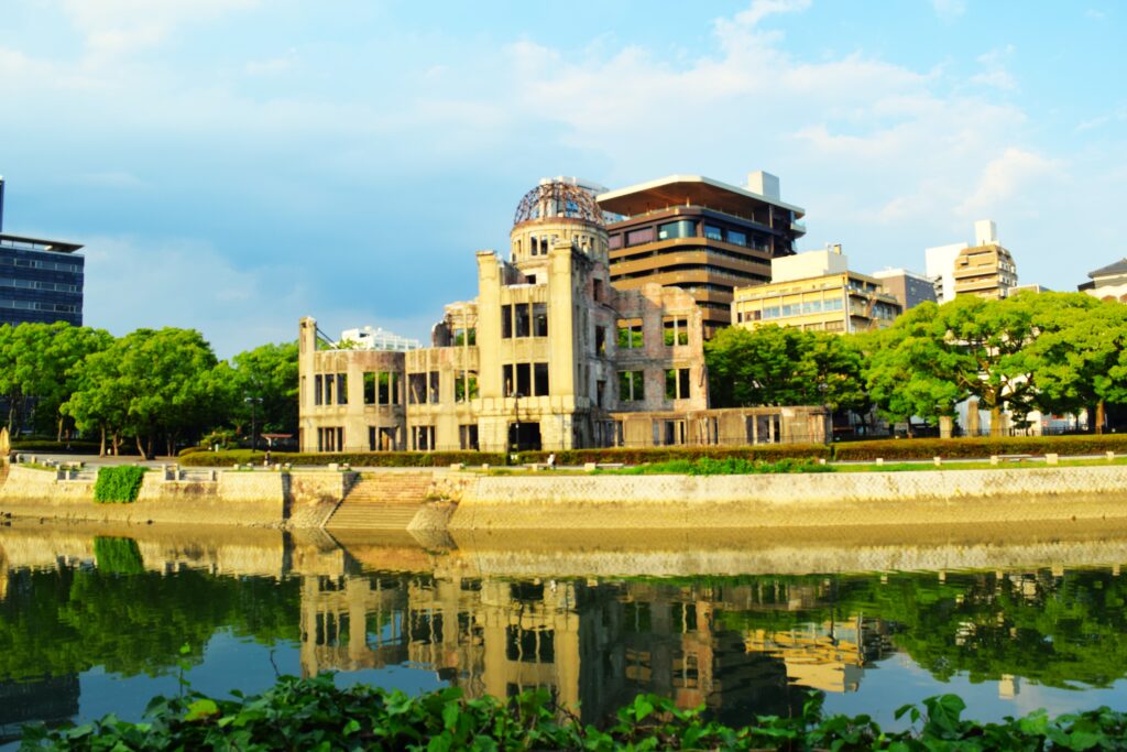 元安川対岸から見た原爆ドーム　夏の風景