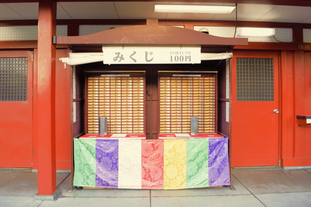 浅草寺のおみくじ売り場　おみくじは100円