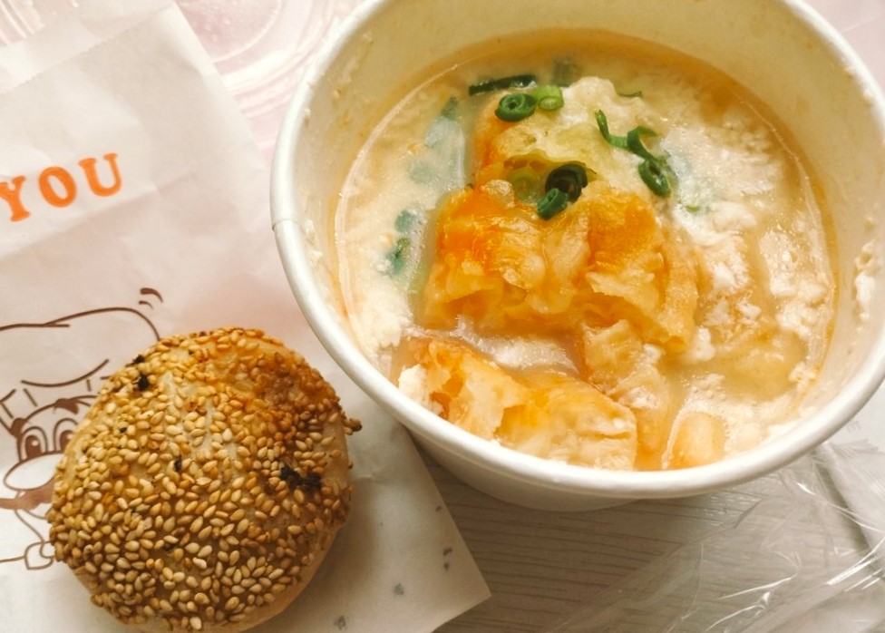 東京豆漿生活 テイクアウトした鹹豆漿・葱肉酥餅
