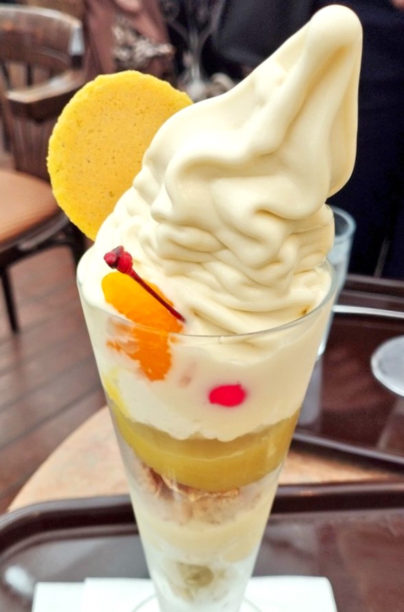 ふなわかふぇ浅草店　一番人気のメニュー　芋ようかんソフトパフェ