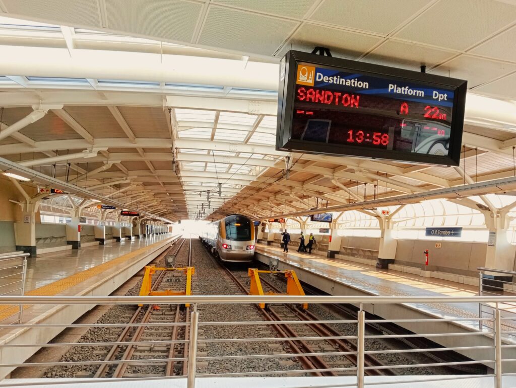 南アフリカ　ヨハネスブルク　ハウトレインのプラットホーム（ヨハネスブルク空港駅）