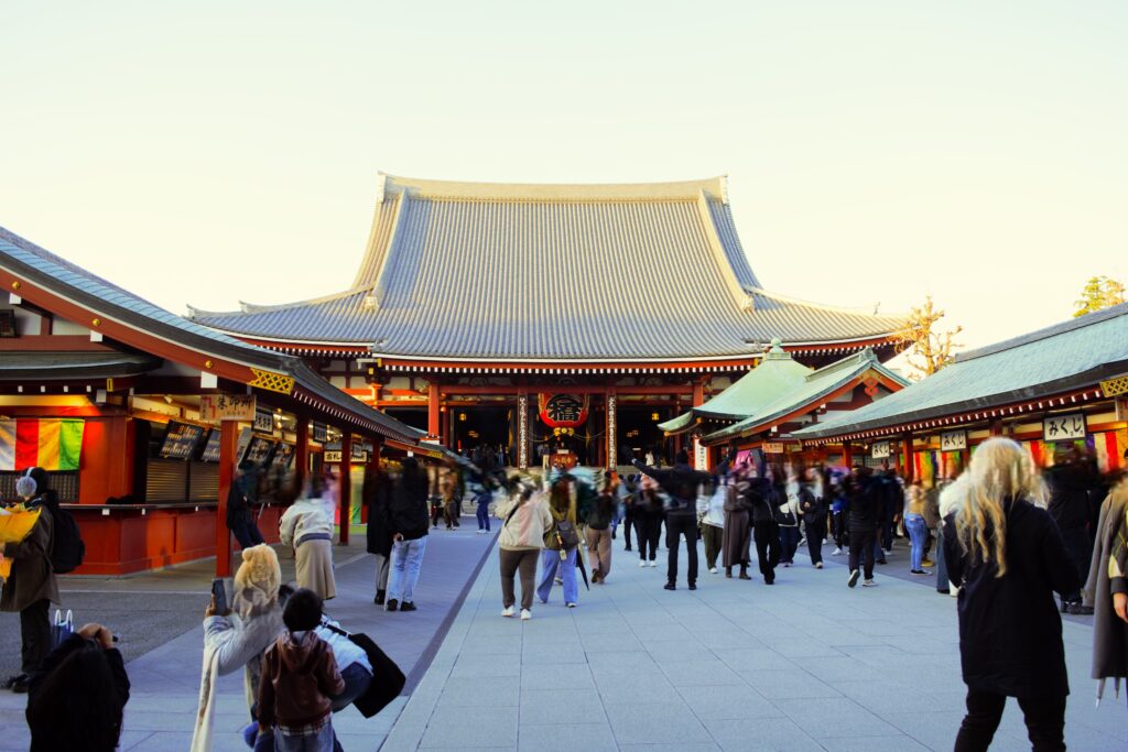 観光客がひしめき合う浅草寺本堂前　夕方の風景