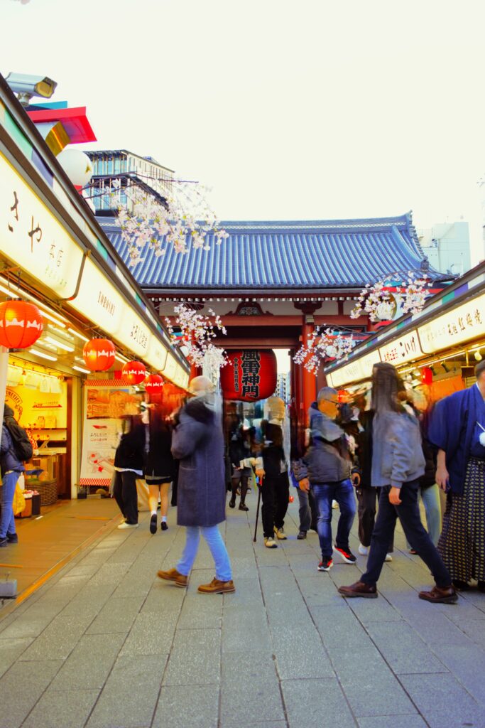 夕方の仲見世通り　外国人観光客がひしめき合う
