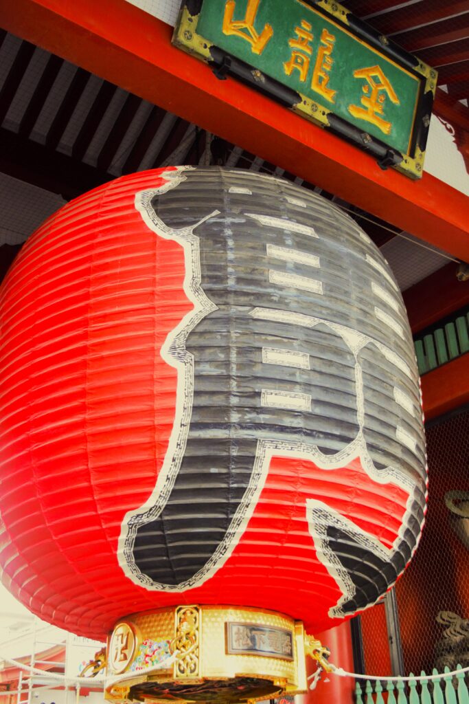 浅草寺雷門の巨大赤提灯のアップ写真