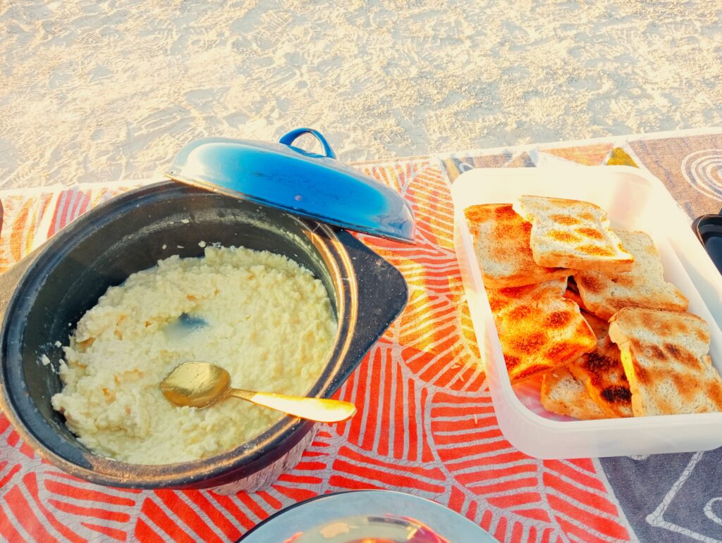 ボツワナ・マカディカディ塩湖（Makgadikgadi Salt Pans）ツアーの朝食　出来立てのスクランブルエッグと焼きたてのトースト