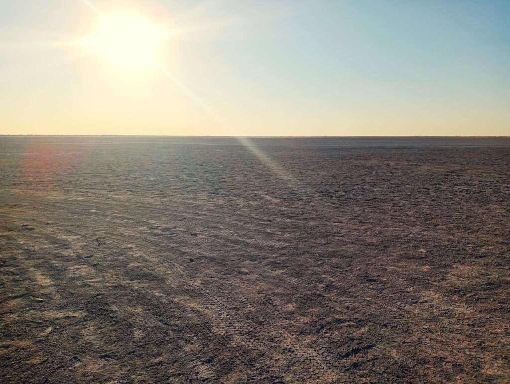 マカディカディ塩湖（Makgadikgadi Salt Pans）の日暮れ　一面の白い大地と地平線