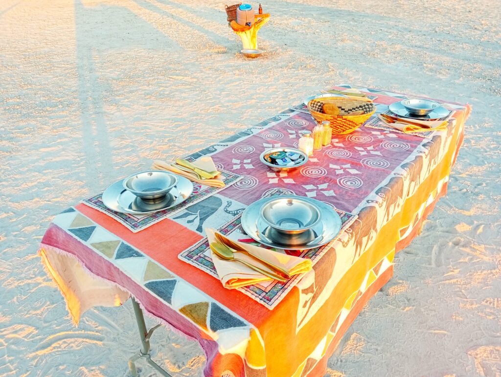 ボツワナ・マカディカディ塩湖（Makgadikgadi Salt Pans）ツアーの朝食セッティング　青空レストラン